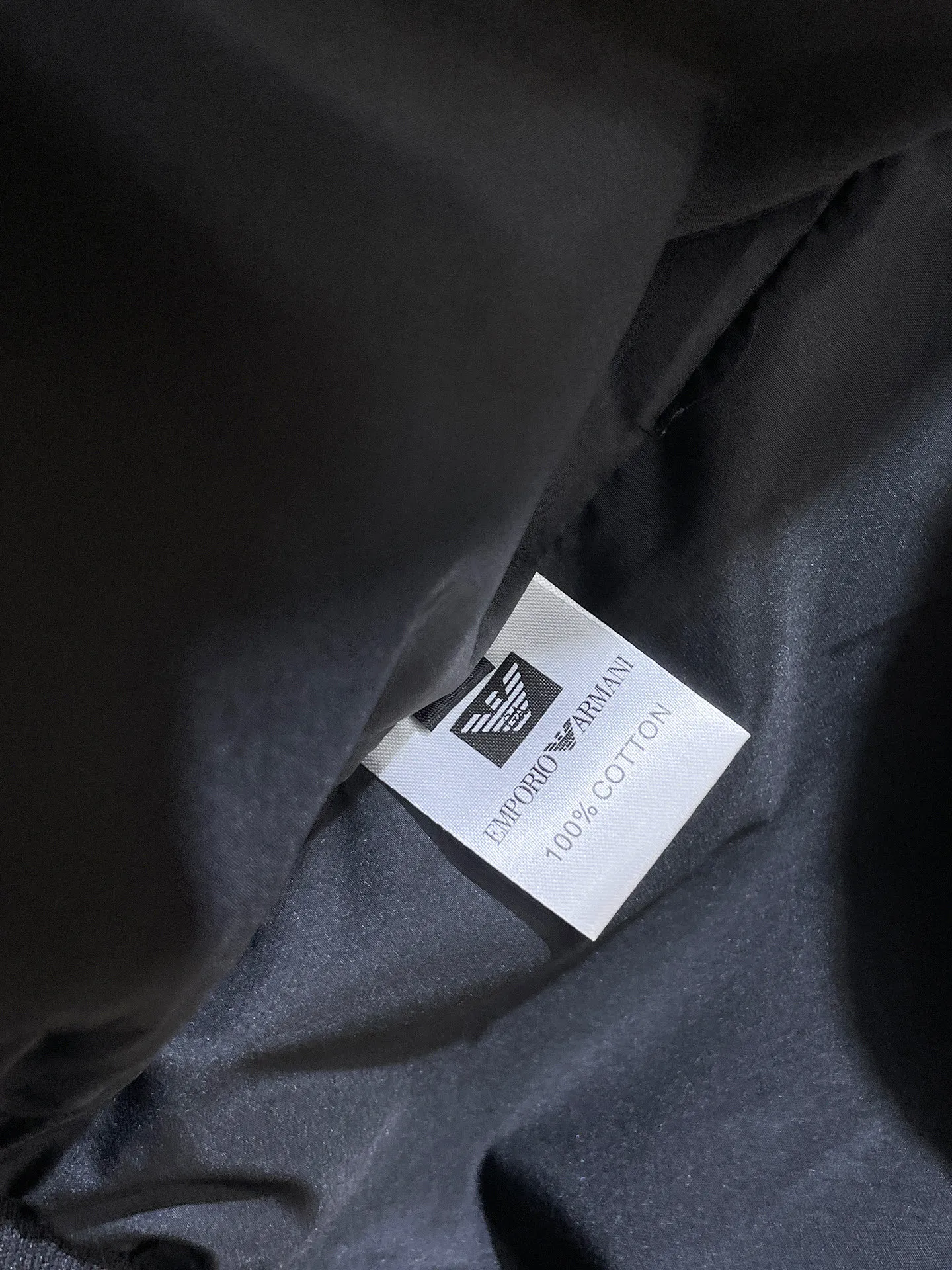 Armani official website Same Style, complete with three labels, on sale in advance. 2026 Autumn and Winter New Arrival men's jacket, Original with complete three labels, Premium version. Custom-made fabrics at the counter. Breathable, high comfort, impeccable details, brand element design concept, reflecting high quality. It feels delicate and soft, presents a casual cut, and has a great upper body shape. Sizes: M～3XL